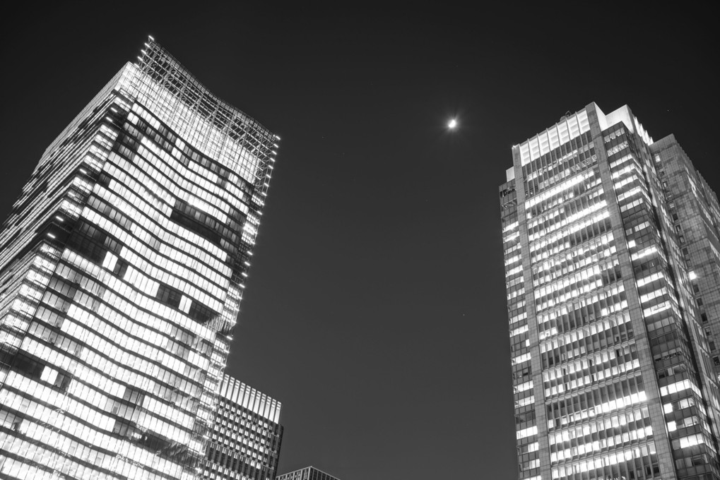 東京駅からビルを眺める