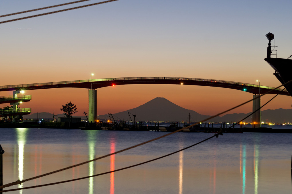 中の島大橋と富士山