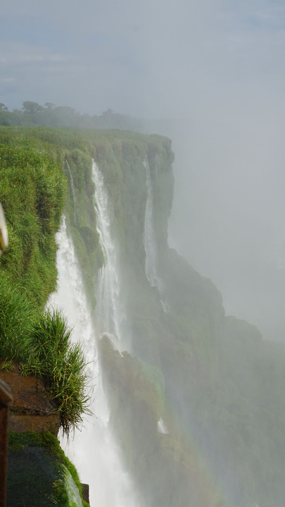 アルゼンチン側から見るイグアスの滝「悪魔ののど笛」