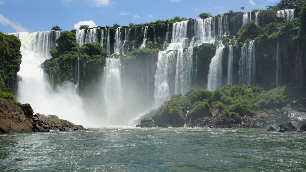 アルゼンチン側から見るイグアスの滝「悪魔ののど笛」