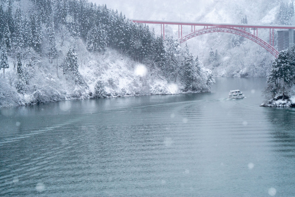 雪と新しい橋、古い橋