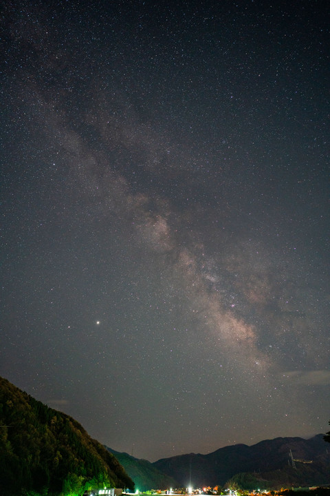 夜の雲の切れ間から