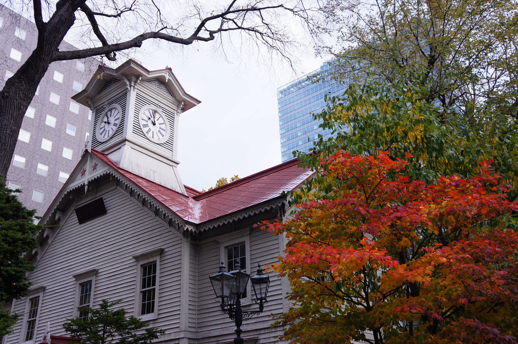 時計台と紅葉