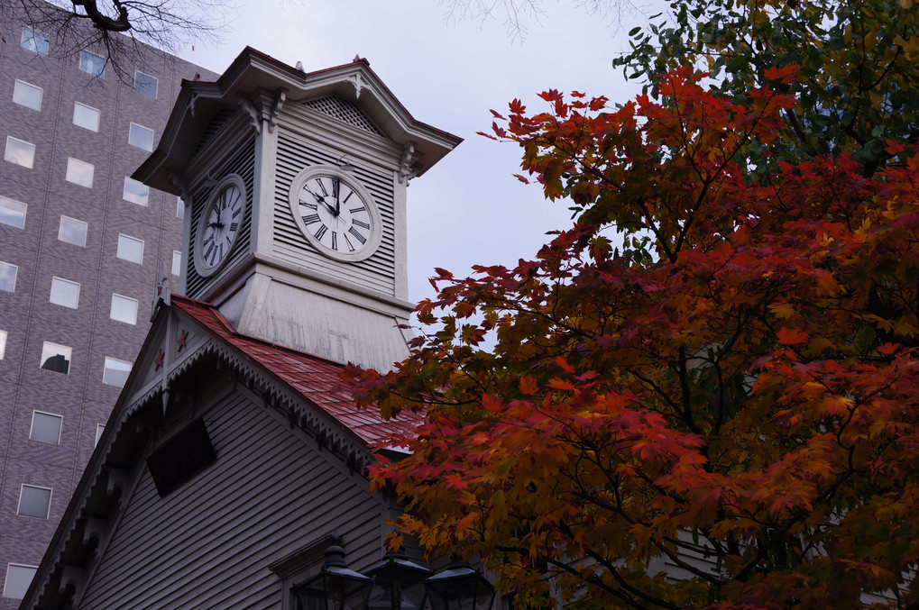 時計台と紅葉
