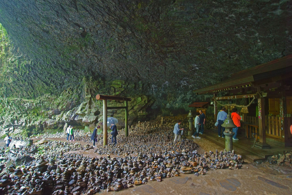 洞窟の社殿
