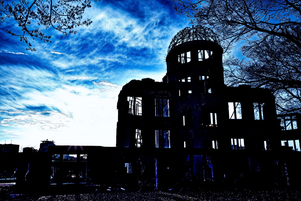 平和への祈りの空   原爆ドームの識
