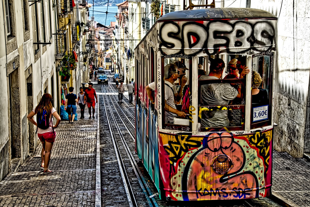 レスタウダドーレス広場近くグロリア線のケーブルカー リスボン