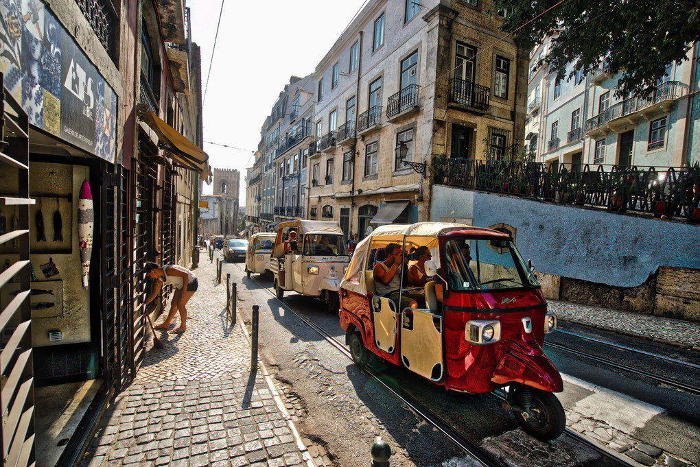 リスボンの街並みと力車