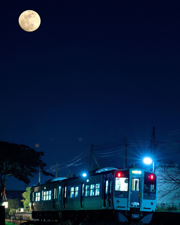 月夜の鉄道風景
