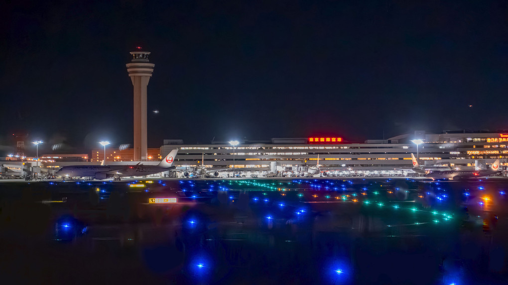 機窓から　夜の羽田空港