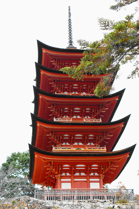 宮島　厳島神社大鳥居、鹿、五重の塔