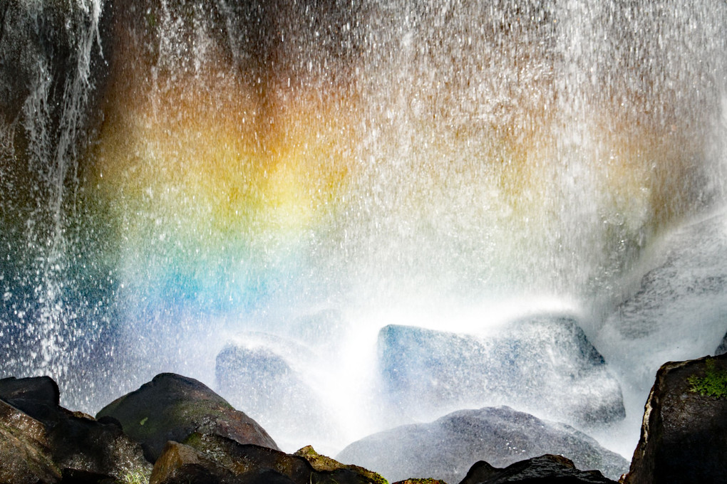 虹の見える滝