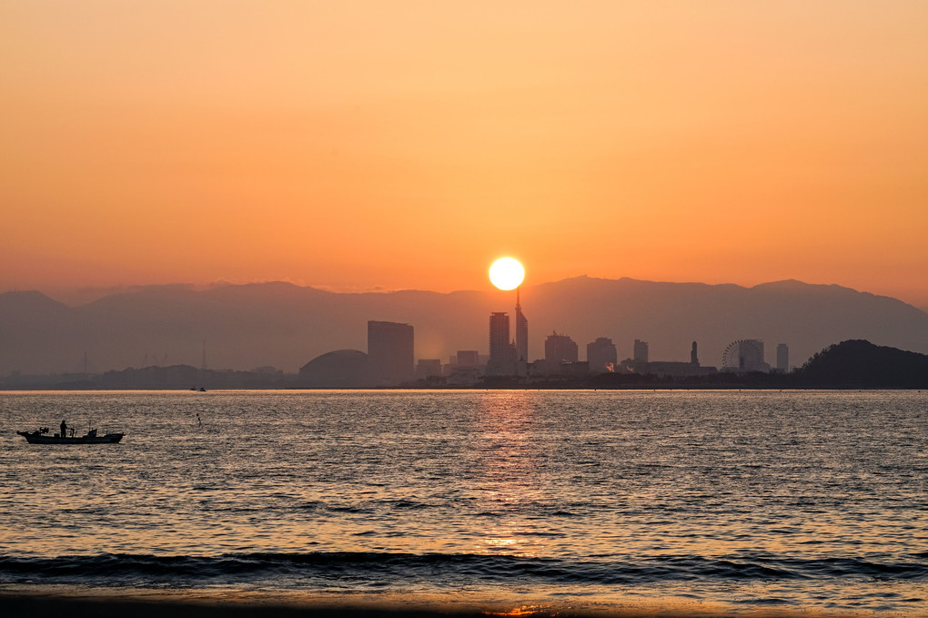 福岡タワーに陽が昇る