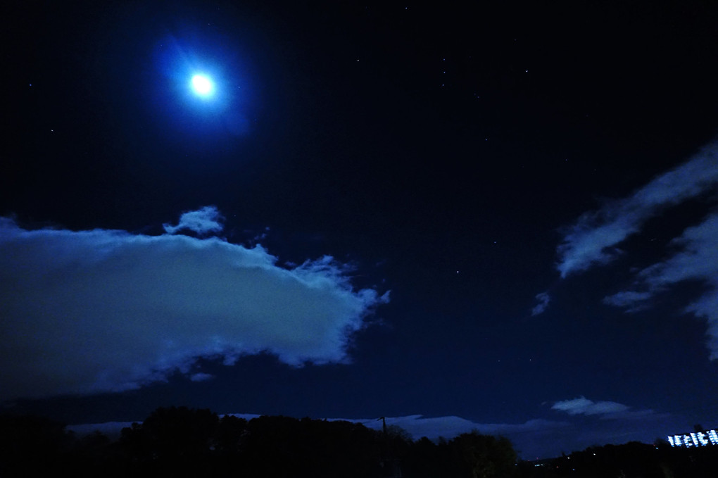 月とオリオンと雲のハーモニー
