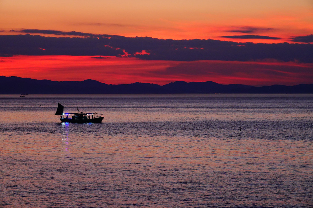 夕暮れの釣り桟橋と漁船