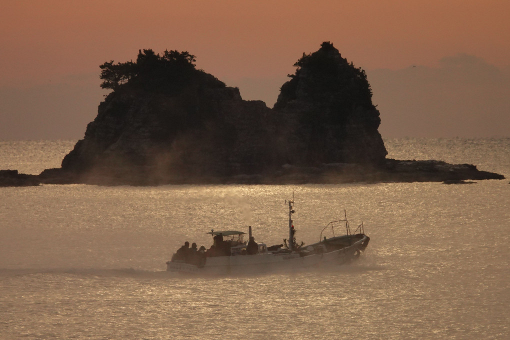 夜明け前の橋杭岩と田原海岸の海霧