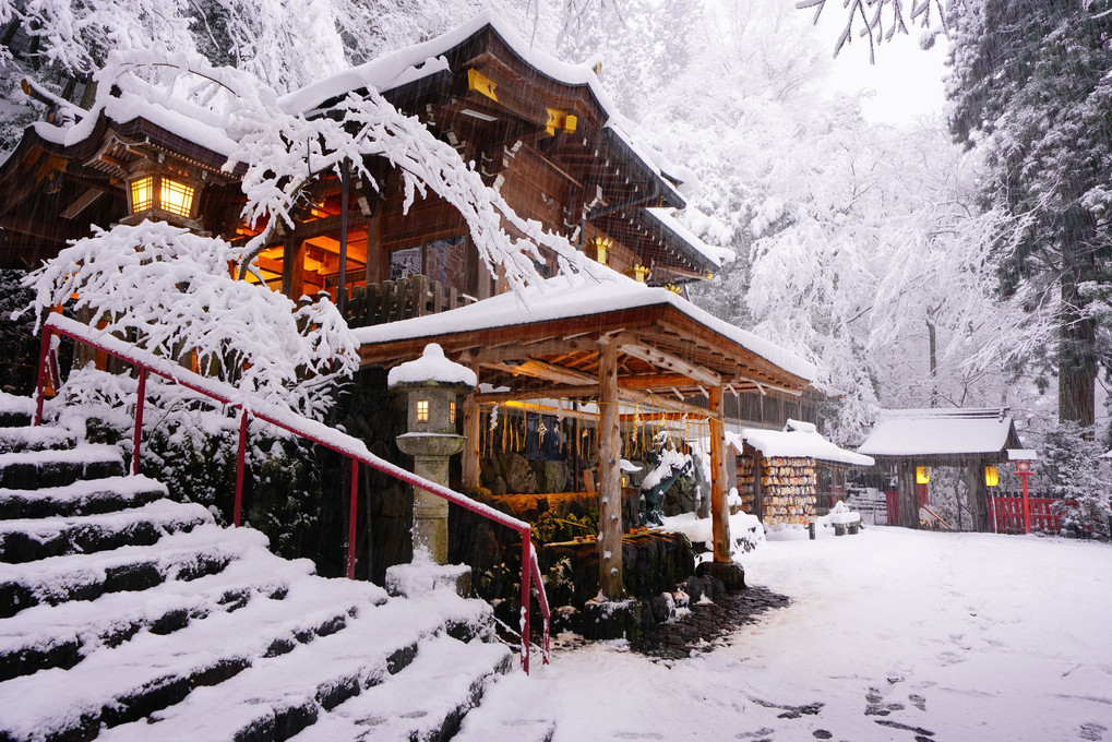 貴船に雪は降り続く