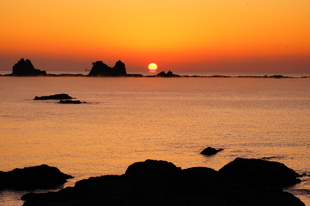 ふたつのダルマ太陽と、夜明け前の橋杭岩