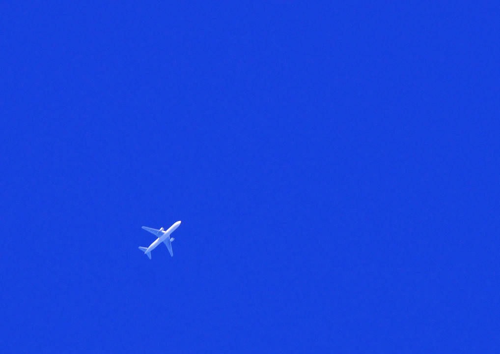青い空を行く、白い船(飛行機)