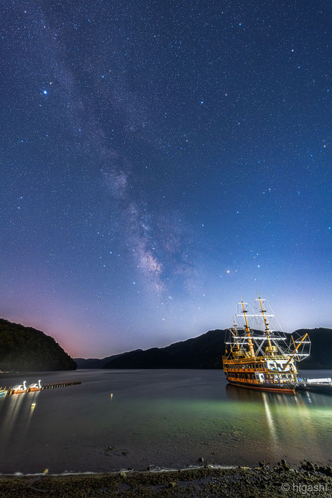 芦ノ湖の夏の星空