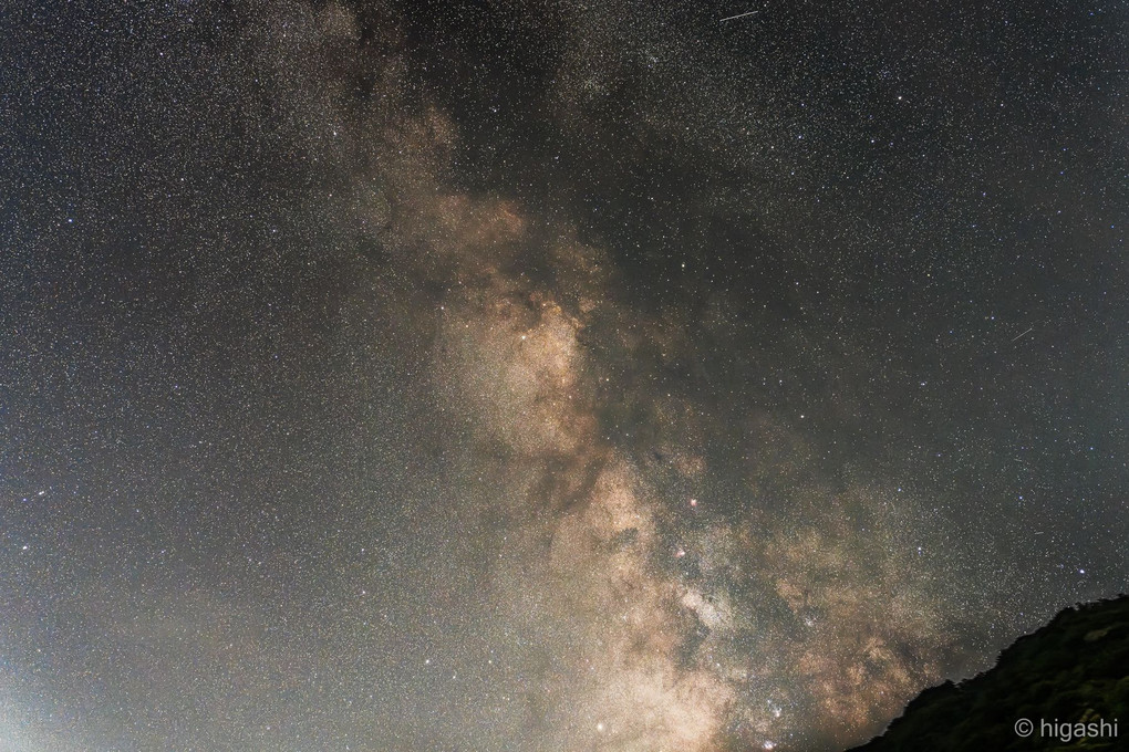 雲間に覗く星空