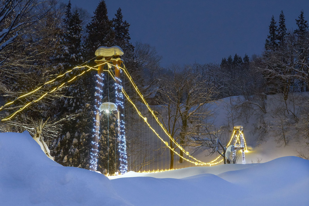 雪のつり橋
