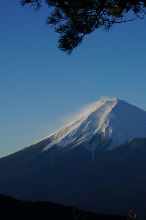 富士を眺めて稜線を歩く