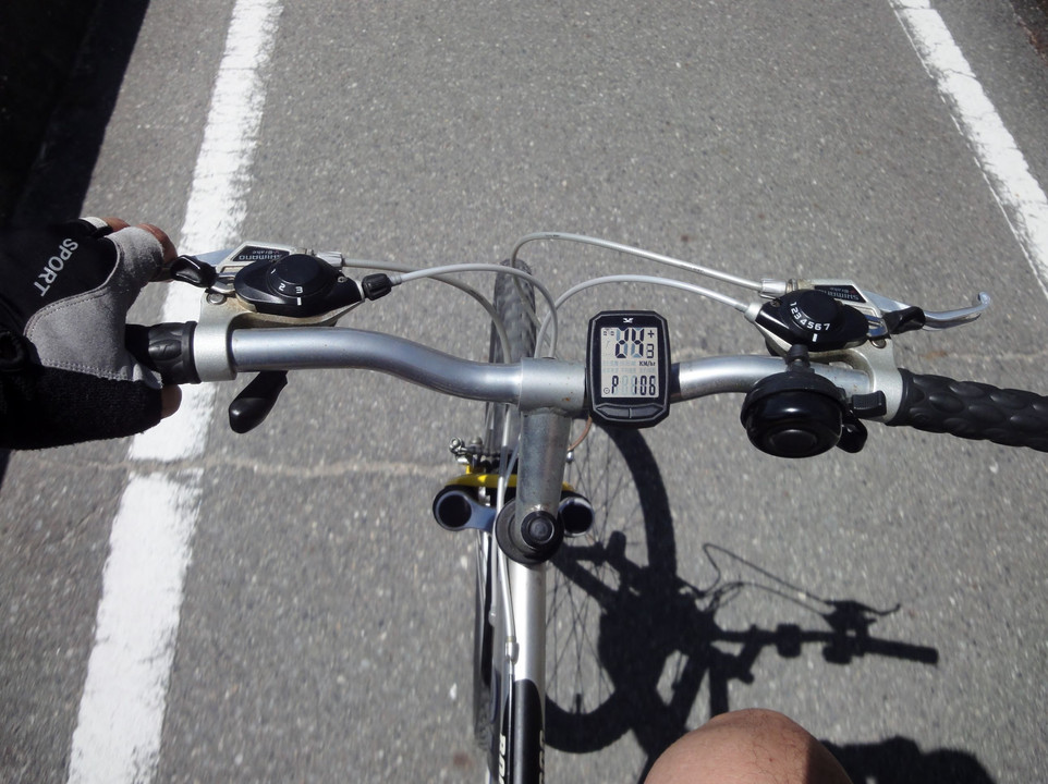 暑い夏の昼に、サイクリングしてきました！！