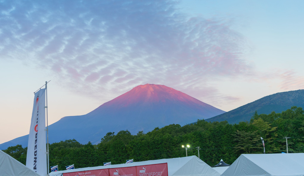 富士スピードウェイからみた朝の富士山