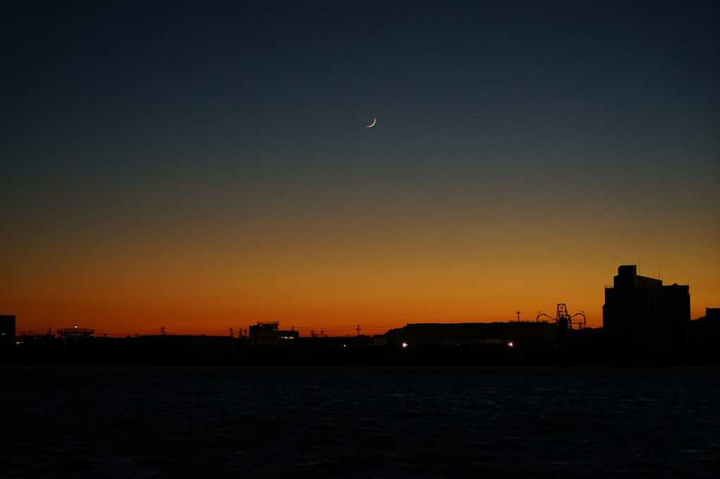 夕暮れの港