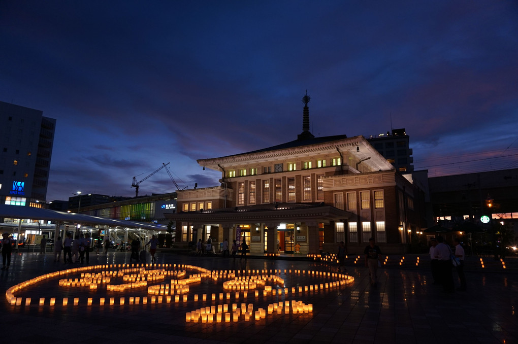 夕焼け空に浮かび上がるJR奈良駅旧駅舎と”花”たち