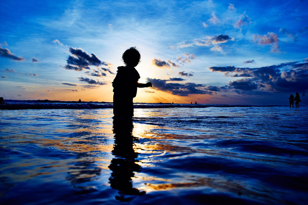 子どもと海と夕日と。