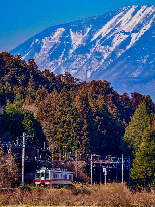 雪化粧した男体山と東武6050系