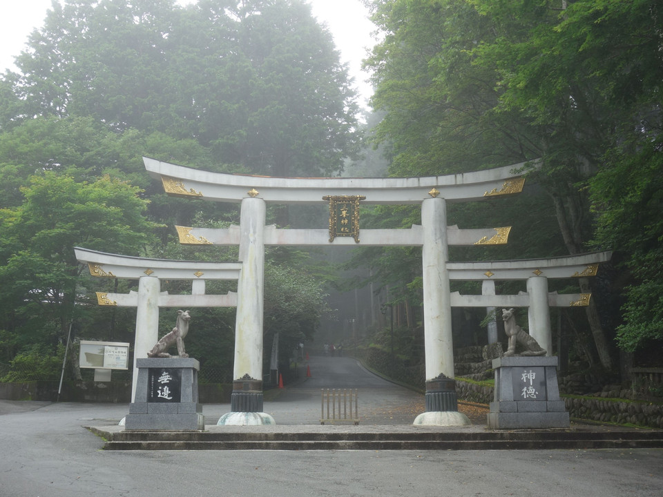 霧に包まれた神苑　秩父「三峯神社」NO.1