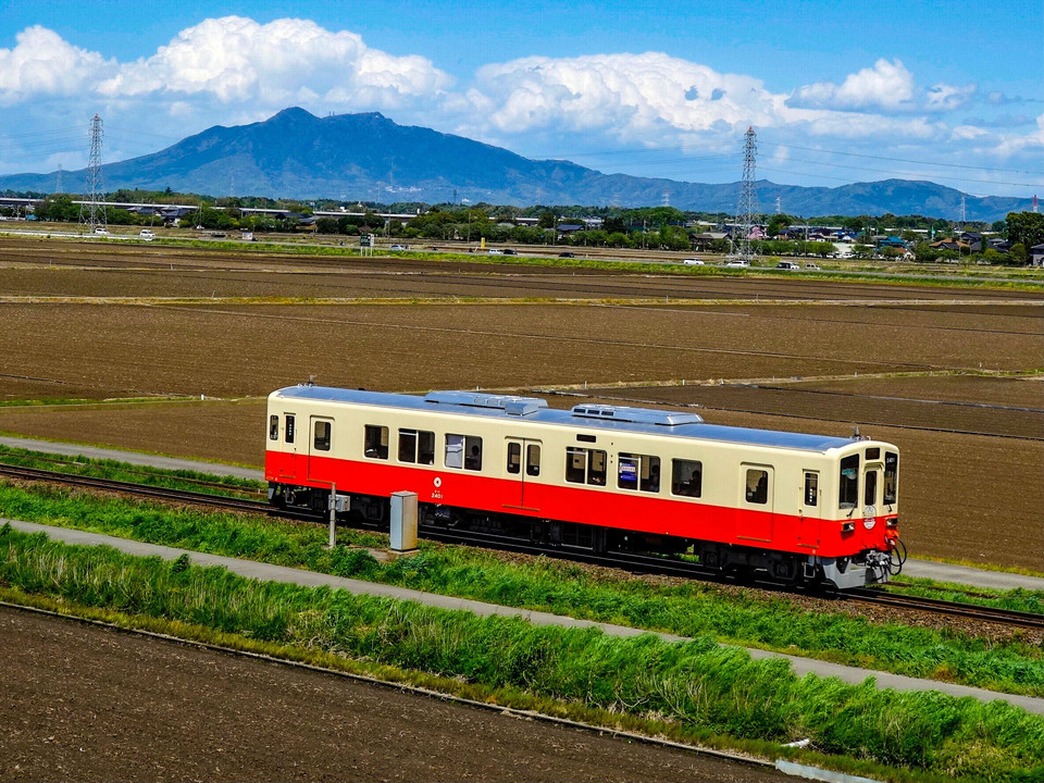 関東鉄道常総線「キハ２４０１号復刻塗装」と筑波山