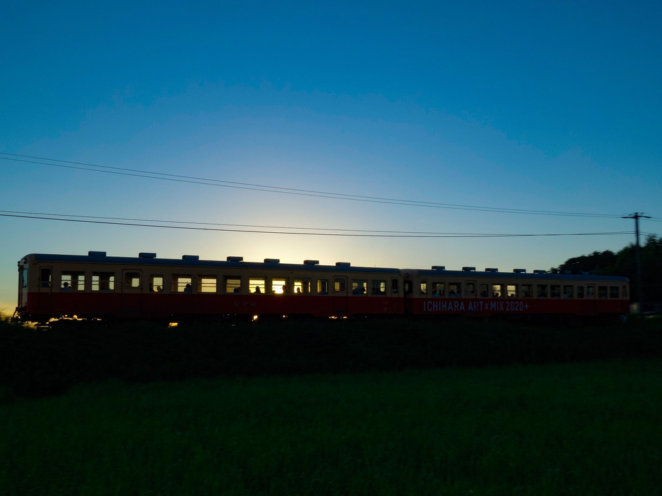 夕暮れ時、家路を急ぐ人々を乗せて走る小湊鉄道