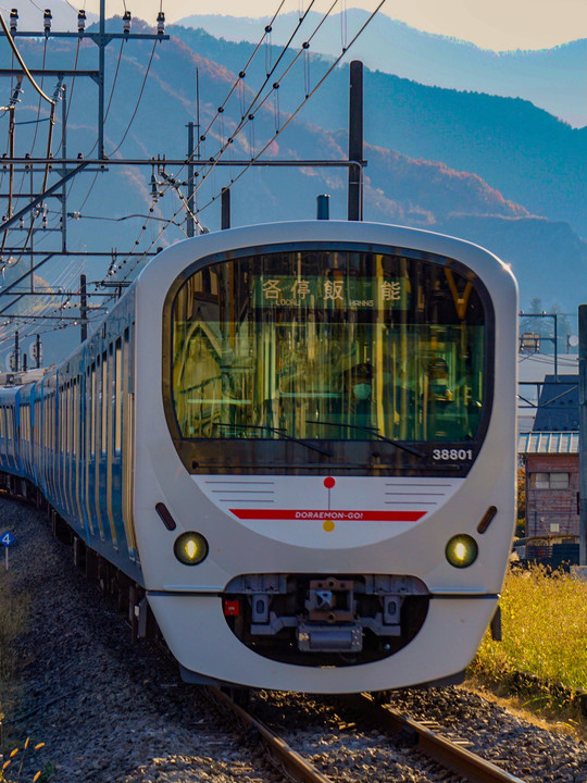 秋色の秩父路を快走！ドラえもん50周年記念ラッピング電車「DORAEMON－GO！」