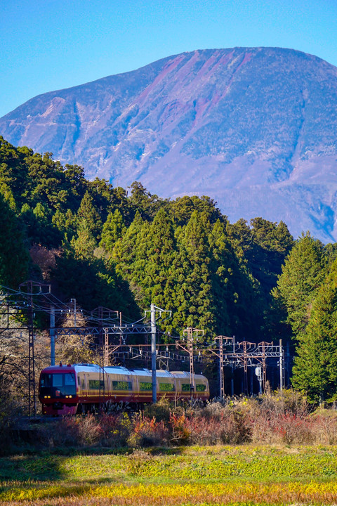 晩秋の日光男体山とJR東日本253系