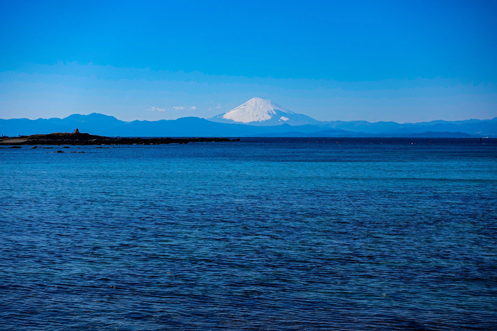 三浦半島西海岸、佐島より望む雪化粧した富士山