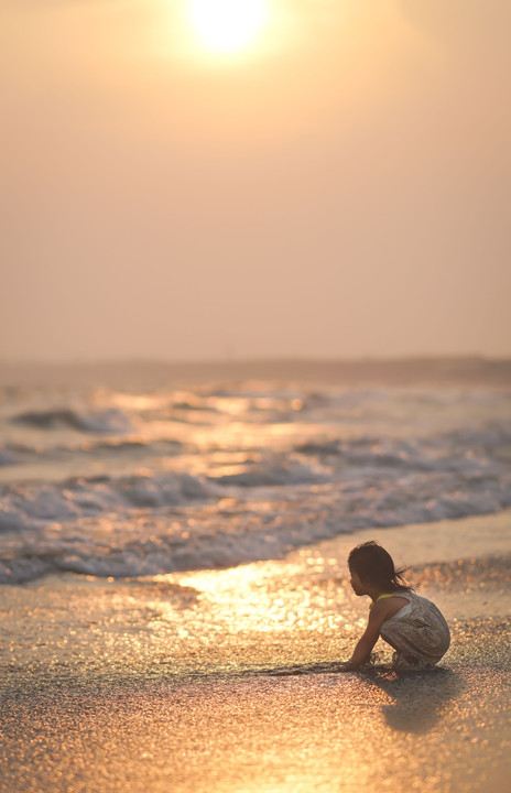 海と夕陽と娘