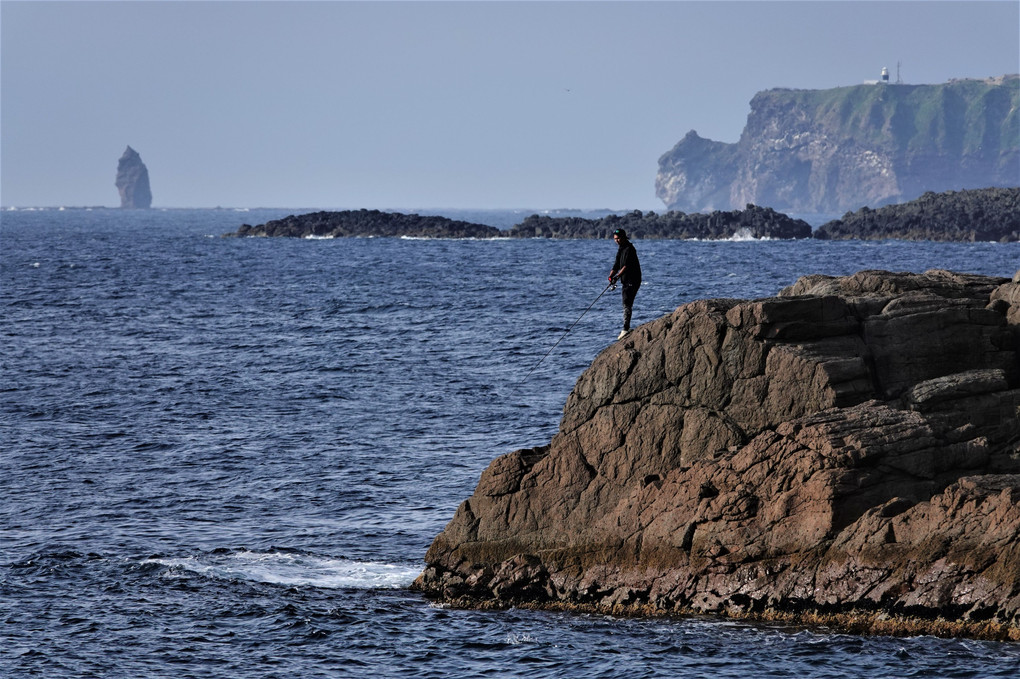 神威岬を背景に釣る