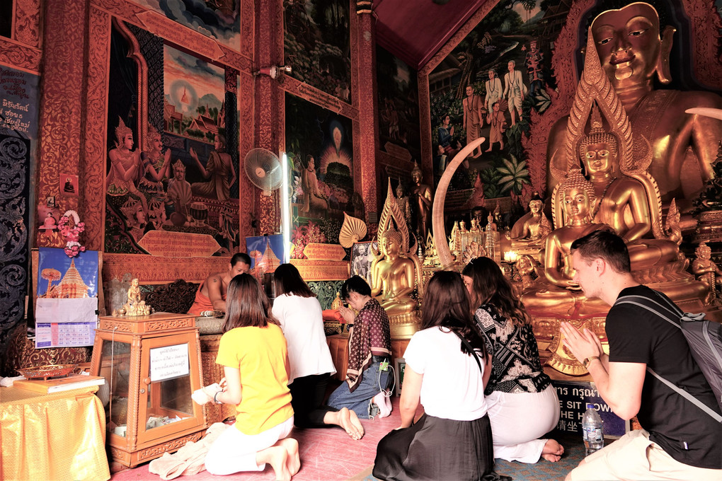 信仰　タイ・チェンマイのお寺にて