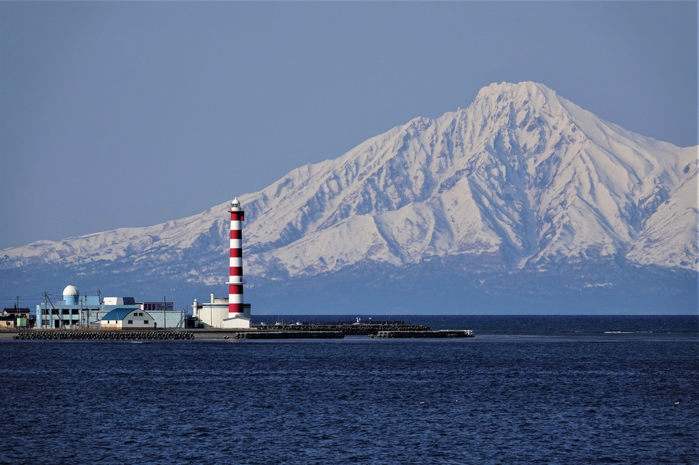 稚内ノシャップ岬灯台と利尻山