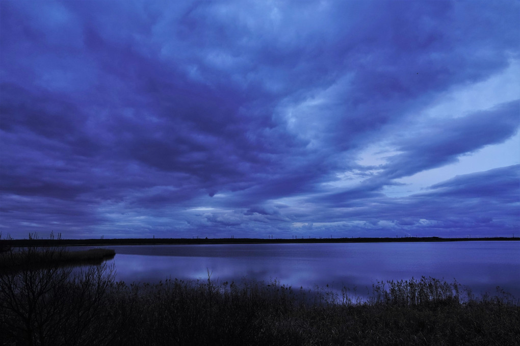 暗雲のウトナイ湖