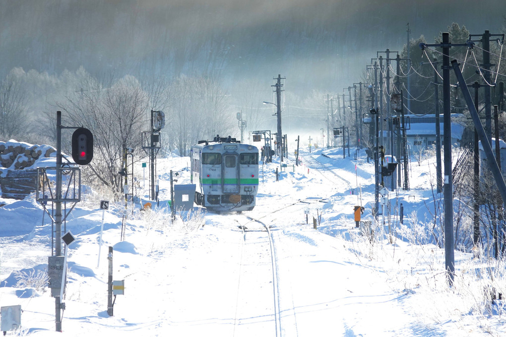 撮り鉄やってみました、凍てつく里山の駅