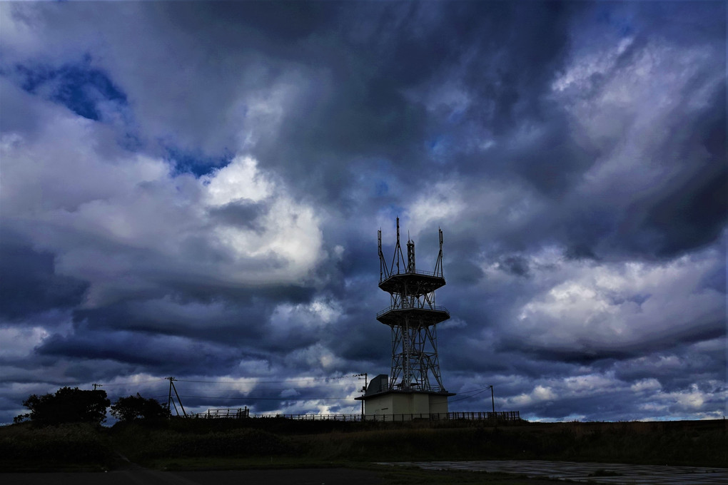 雲間のアンテナ塔