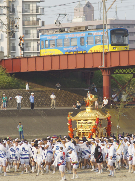 大阪一の大神輿が川を渡る！べぇら！べぇら！
