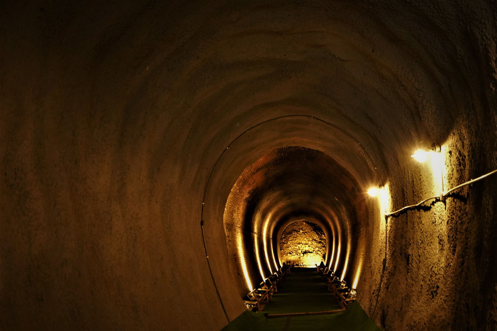 幻のトンネル　光の旅路