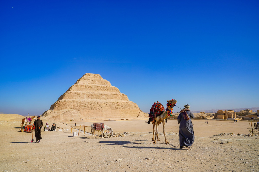 砂漠とピラミッドでの営み
