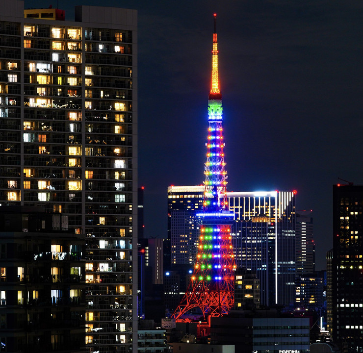 五輪カラーの東京タワー
